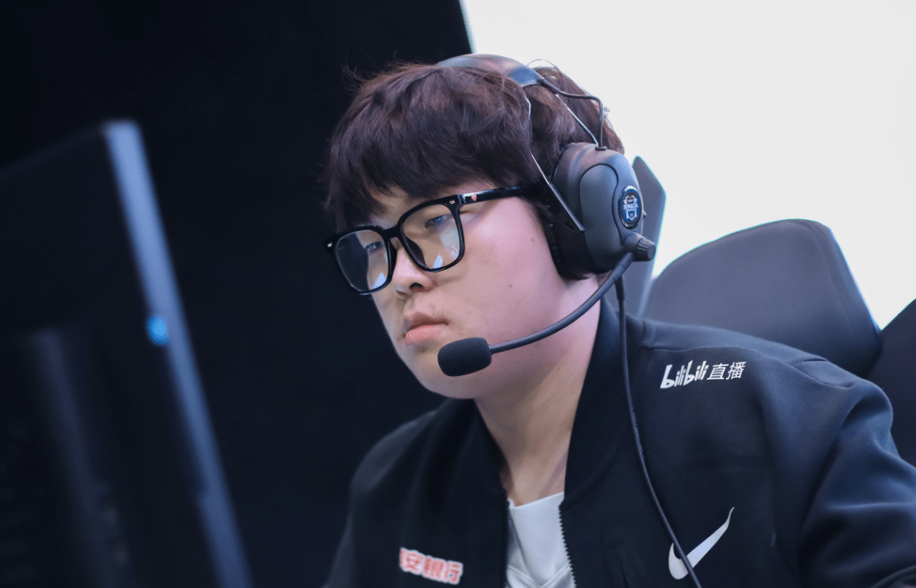 CLG轻取TL，Elk开启传奇时刻焦点之战淘汰赛，让粉丝疯狂欢呼